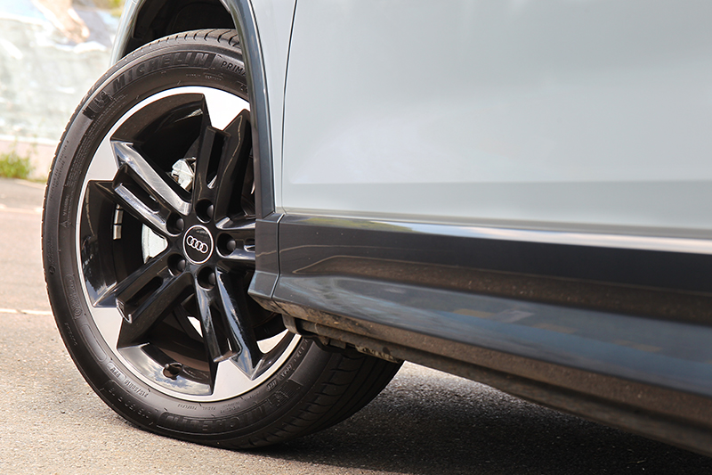試駕車型加價91,000元選配18吋Audi Sport輪圈。