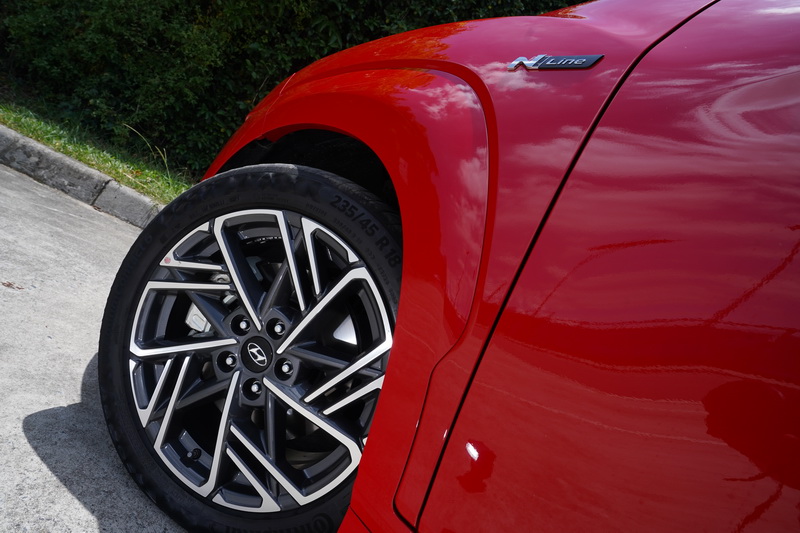 前葉子板上同樣有N Line徽飾,搭配造型複雜的18吋鑽石切削運動鋁圈更顯跑格感受