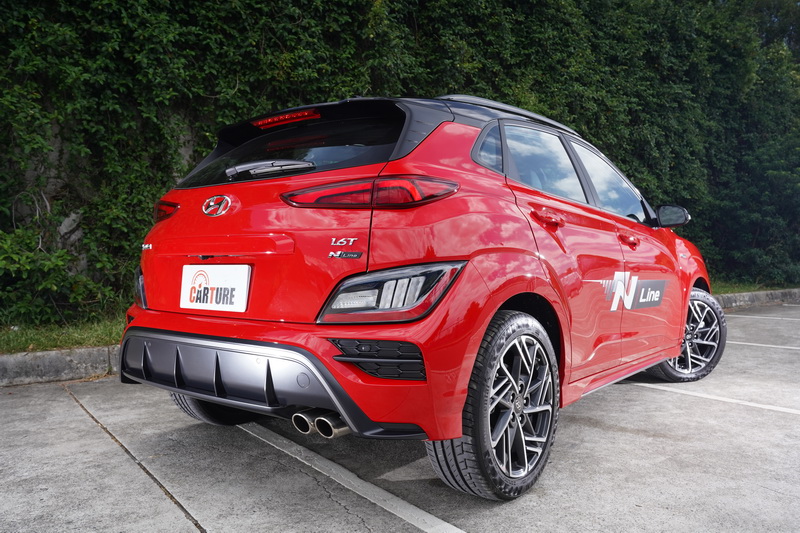 車尾的單側雙出排氣尾管搭配類擴散器的保桿造型具備相當程度的狂妄扮樣