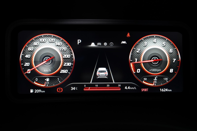 全數位顯示的10.25吋儀表板不僅科技度大幅提升,行車資訊上亦帶來更為清晰的辨識度