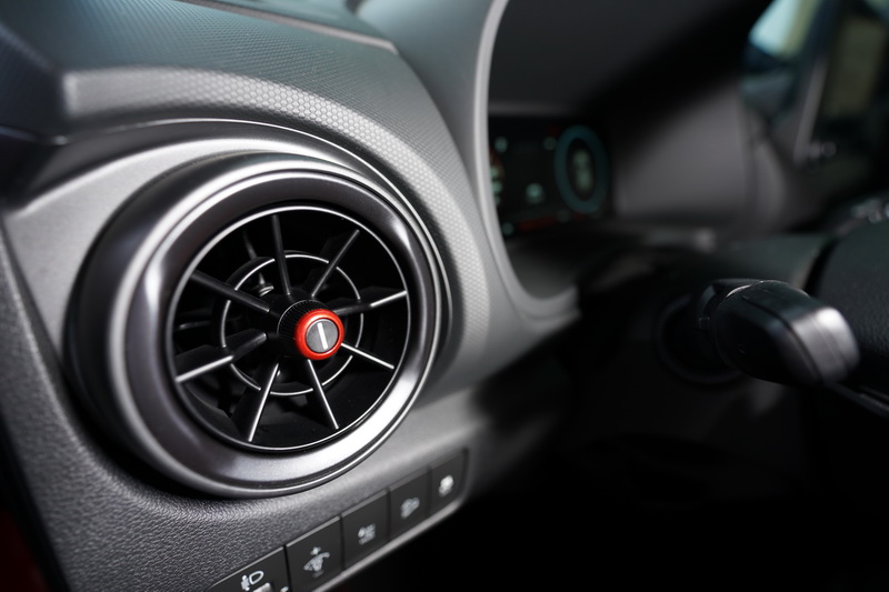 原本採紅色的冷氣出風口邊框現在僅點綴在風量調整旋鈕上