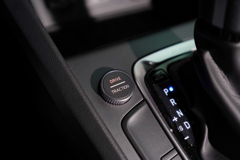 駕駛模式旋鈕也整合了循跡模式,透過按壓的方式可在兩種功能間自由切換