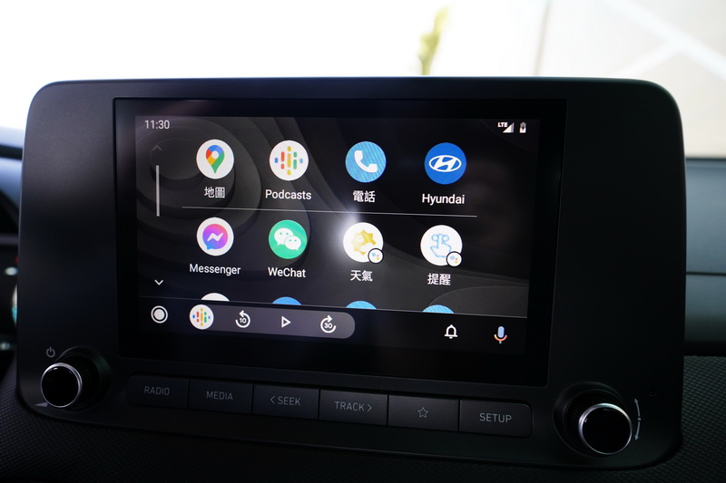 設定好後把手機丟到無線充電座便可輕鬆充電並與主機連線,不必再透過傳輸線也省去一道麻煩步驟