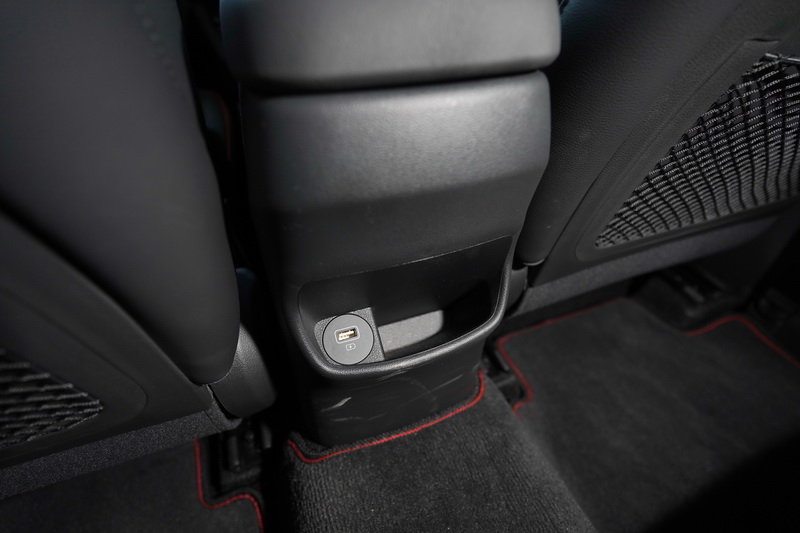 雖然無後座空調出風口,不過有一組USB充電口供後方乘客使用