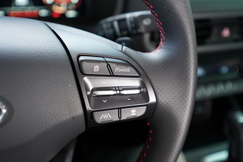 方向盤右側為SCC智慧型主動車距維持及LFA全速域車道維持輔助的操作按鍵