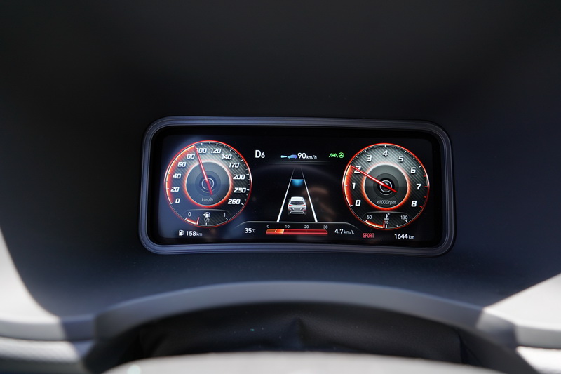 實際使用起來會盡可能的維持在車道中線,方向盤不會有過多的拉扯感,作動表現算是相當柔順的類型