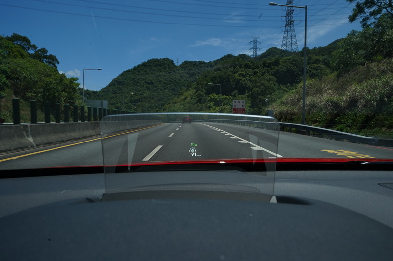 同時在HUD抬頭顯示器上也會有目前設定的車速及車距等相關圖示