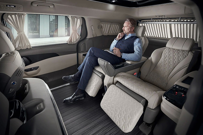 Carnival Hi-Limousine四人座車型,後座僅配置兩張獨立電動可調按摩座椅。