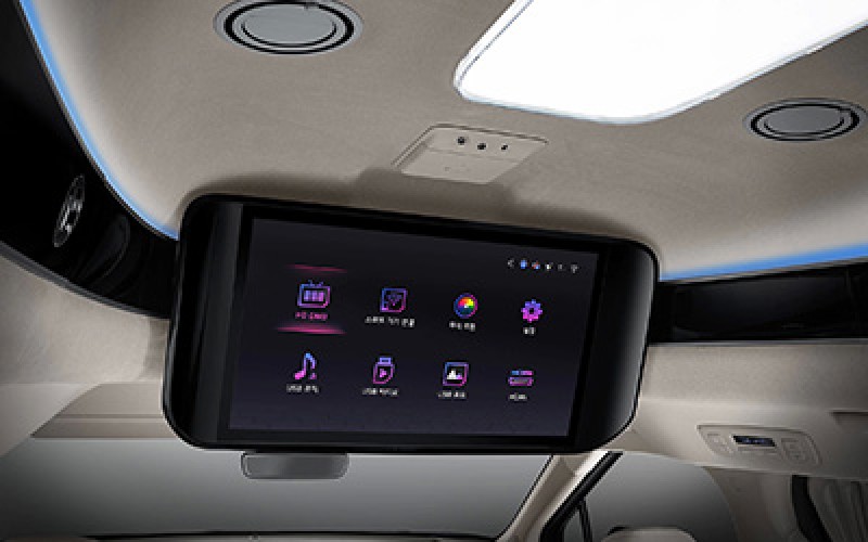 車內車頂有一台吸頂式21.5液晶多功能顯示幕。