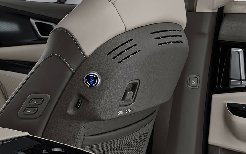 副駕駛座椅背後方還設有一組空氣清淨機。