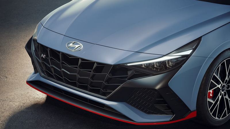Elantra已有相當運動化的造型,Elantra N則在空力套件加持下整體氣勢更更加強烈。