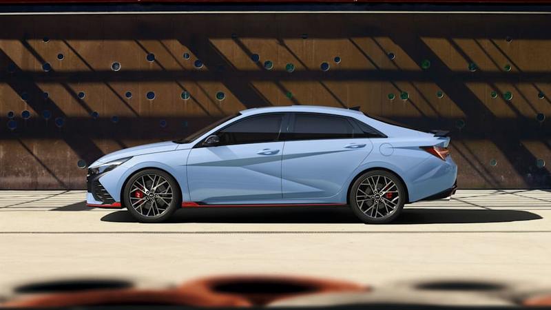 前後下擾流與側裙甫以紅色飾條,對於性能氣勢有畫龍點睛效果。