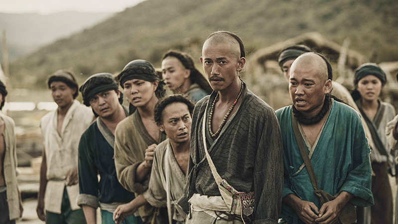 【車勢星聞】《斯卡羅》吳慷仁(右二)飾演社寮頭人「水仔」,為了生存,周旋於閩、客、部落間角力與調解。(圖:公視提供)