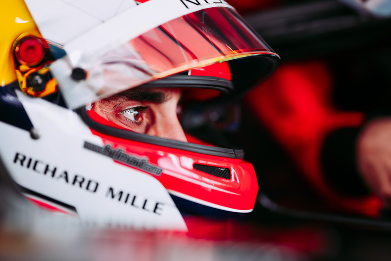 透過腦部電流分析賽車手與一般人之間差異。