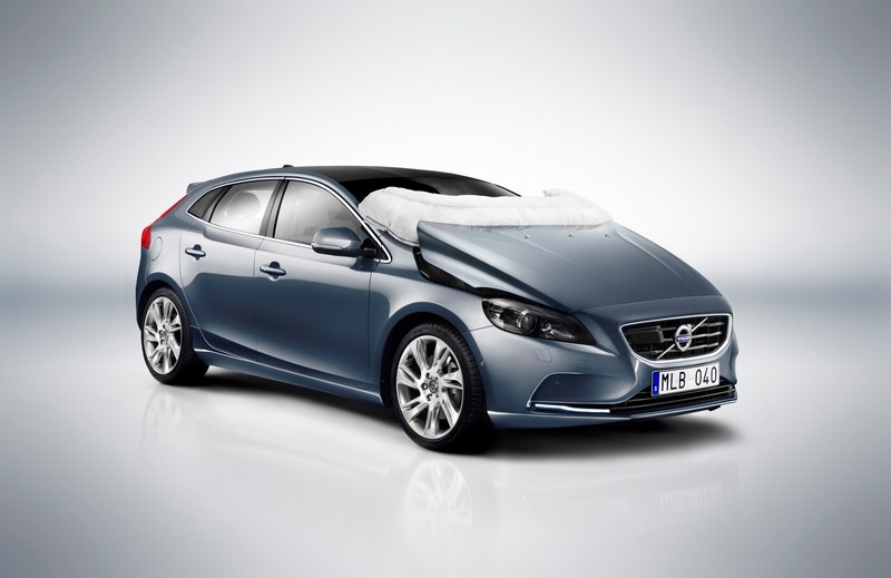 Volvo於2012年替V40配備行人防護氣囊。