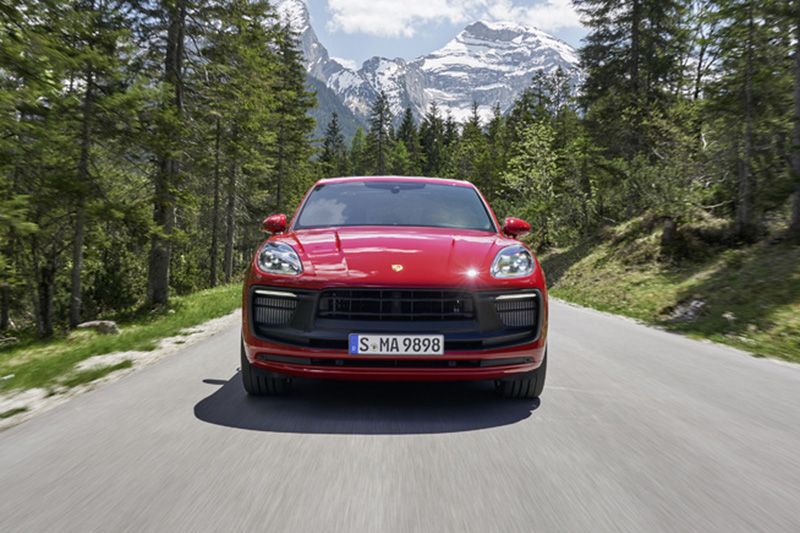 Macan GTS車鼻中央處及其他區塊施以黑化設計。