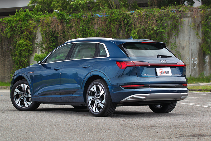 試駕車型為的e-tron 55 quattro advanced,相較於S Line顯得較為典雅。