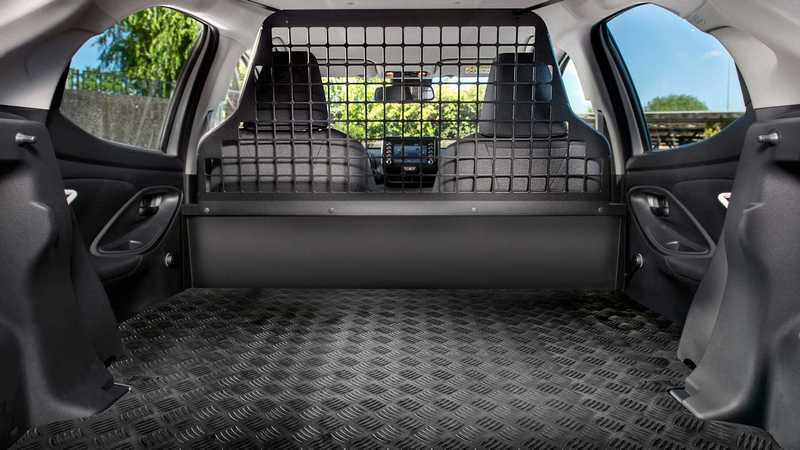 Yaris ECOVan後座拆除並配置格網與木板創造平坦環境及720公升容積,