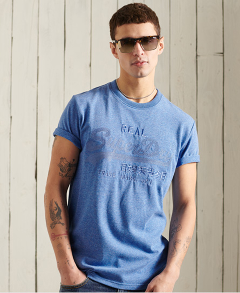 Superdry男 短Tee VL TONAL EMB 亮藍 $1,180。(圖:品牌提供)