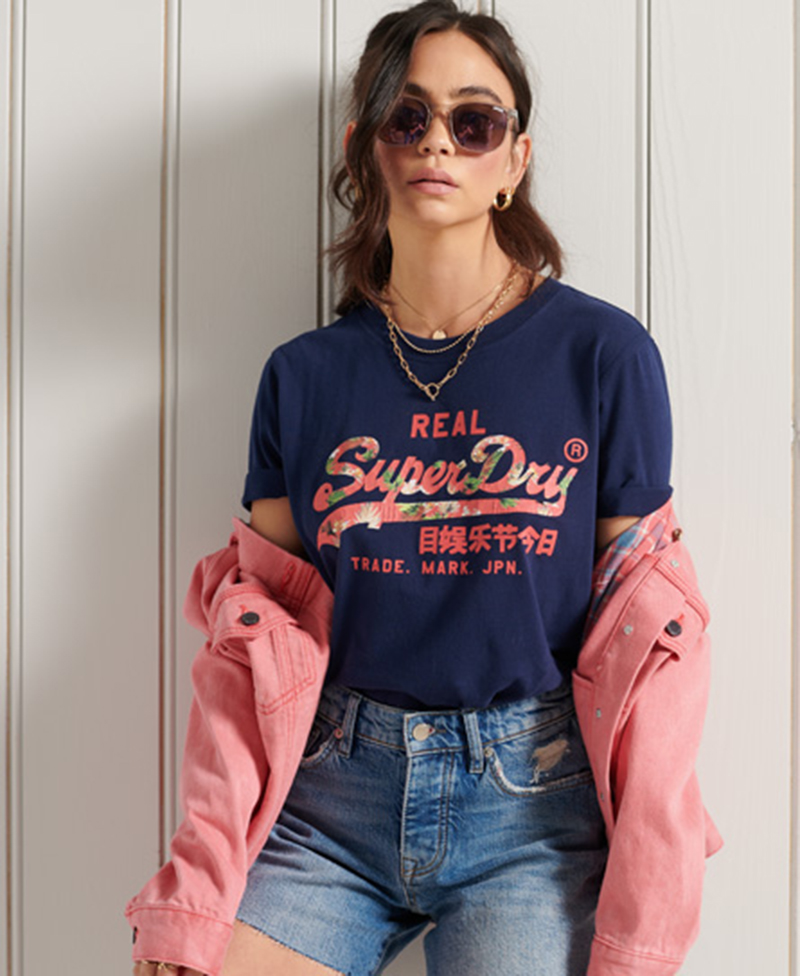 Superdry女 短TeeVL INFILL 深藍 $1,180。(圖:品牌提供)