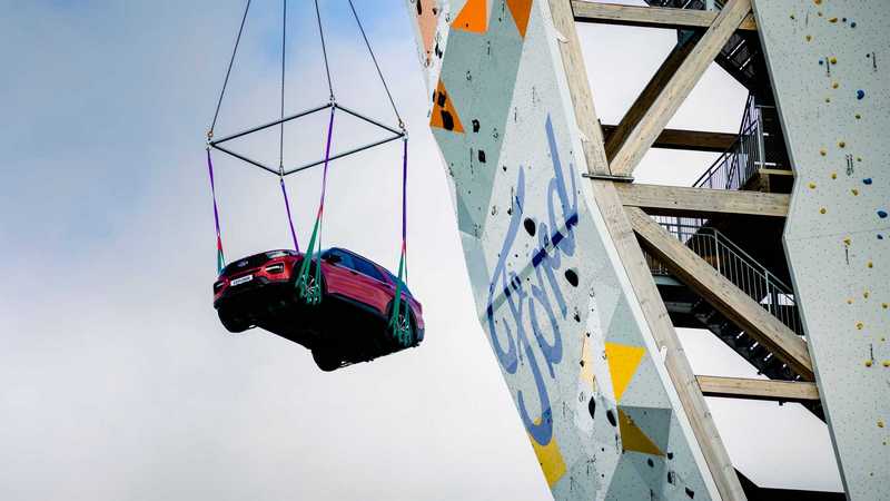 為上去頂端除吊車外重要是建造平台讓車輛安穩擺放。