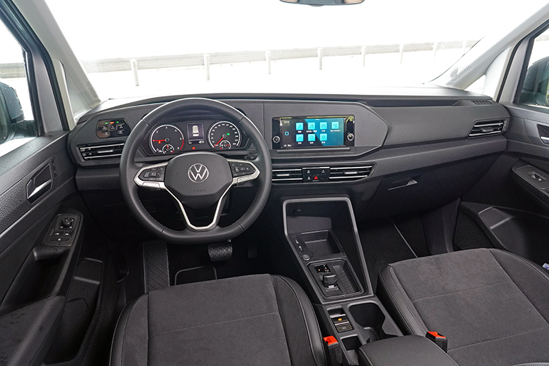 全新Caddy Maxi採用福斯車系新世代中控設計思維,透過整合全新一代觸控面板,以數位化、簡約化、直覺化的面板顯示取代傳統旋鈕與按鍵。