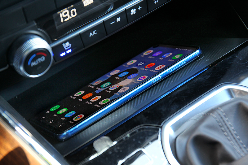 除支援Andorid Auto外亦增加無線Apple CarPlay與無線充電功能。