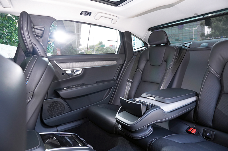 軸距增長後,後座的腿部空間一口氣增加了115mm。