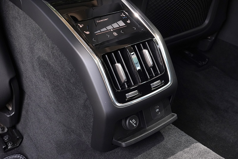 後座空調介面下設有兩組Type-C規格的USB插座,便於後座乘客為行動裝置或手機充電。