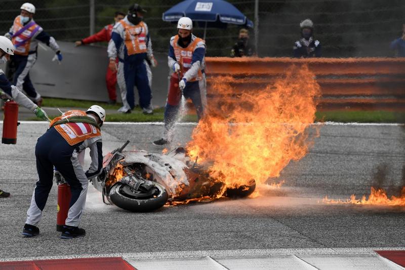 第二圈Pedrosa摔車,Savadori來不及閃避撞上並引發火勢,比賽因此中斷。