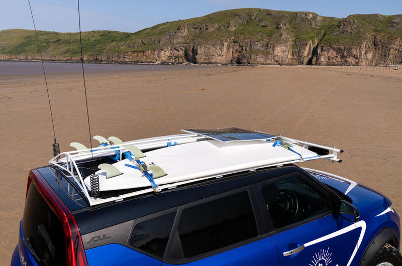 車頂設計能放至兩張衝浪板的車頂架。