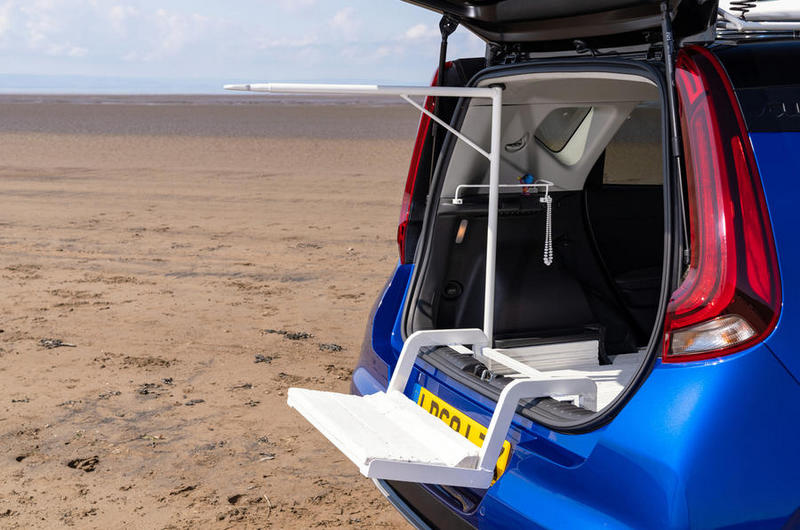 車尾也有規劃折疊椅與支架，用於乘坐與曬衣或擺放衣物。