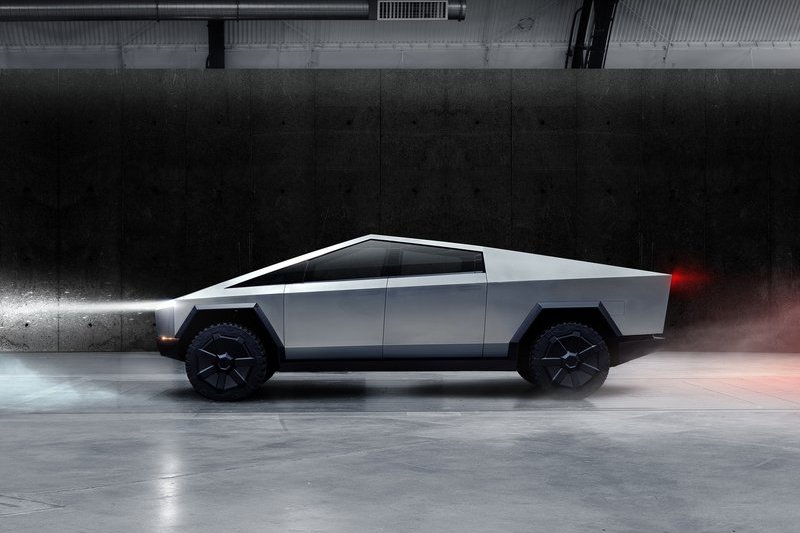 Tesla 2019推出Cybertruck,除了造型更多人討論是鋼球丟向玻璃碎裂一事。