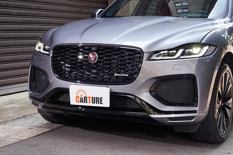 Monogram六角形圖騰元素水箱護罩以鑽石切割手法打造,全新設計的Double J造型LED頭燈更與重新雕塑的引擎蓋線條完美融合。