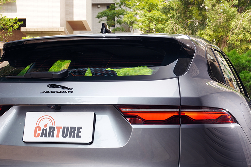 減速彎意象狹長式尾燈設計,帶來既科技且神祕的視覺意象。