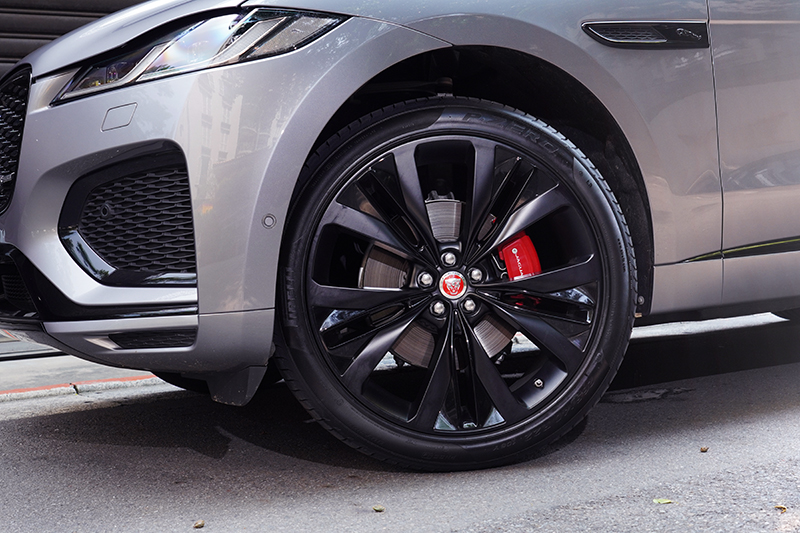 這輛車額外選配了22吋緞光黑鋁圈,視覺觀感更加劇力萬鈞。