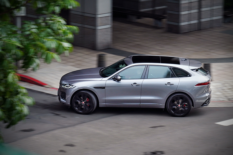 近乎50:50的完美車身配重連同鋁合金車身結構,一旦加上JaguarDrive Control行車模式切換當然帶來饒富樂趣的駕馭感受。