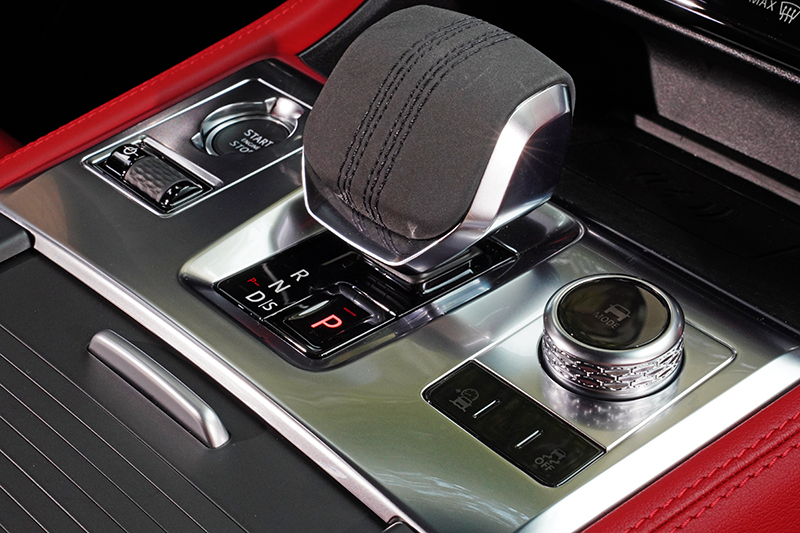 JaguarDrive Selector 8速手自排變速系統,帶來強勁飽滿且富延展性的動力輸出。