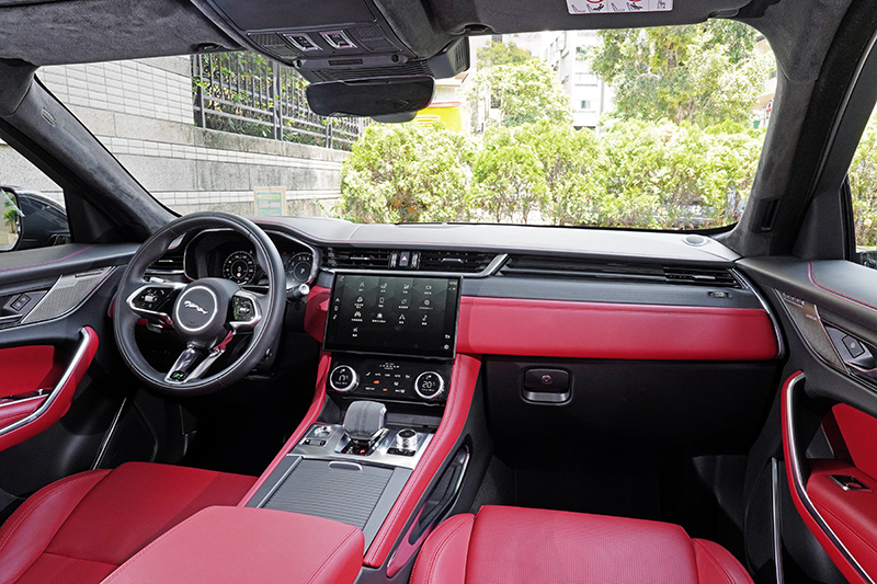 New F-PACE的座艙質感營造無話可說,難能可貴的還兼容了濃烈的運動性與科技感。