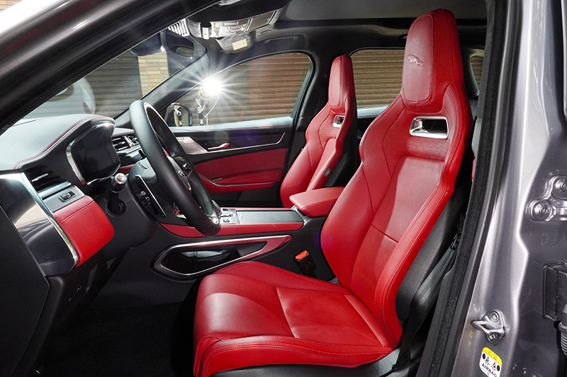 兩張選配以溫莎皮革包覆的火紅色跑車座椅不僅視覺觀感美輪美奐,乘坐感也異常舒適且包覆性絕佳。