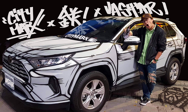 【車勢星聞】疫情前傅星翰親自彩繪2D車放置在西門町電影街。(圖:星奇三創意提供)