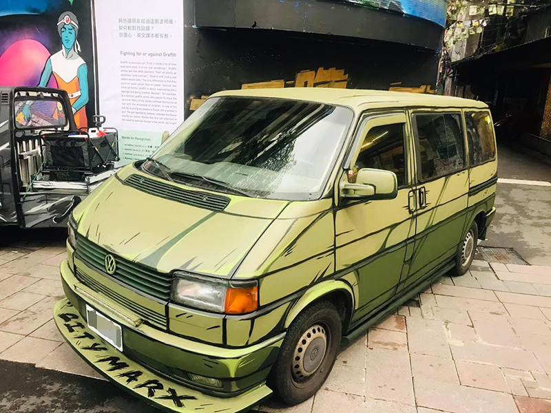【車勢星聞】街頭藝術家傅星翰透過彩繪賦予老車新生命。(圖:星奇三創意提供)