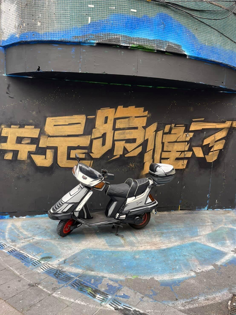 【車勢星聞】街頭藝術家傅星翰透過彩繪賦予老車新生命。（圖：星奇三創意提供）