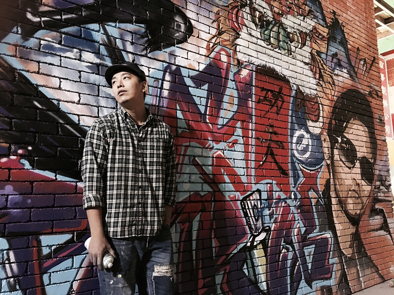 【車勢星聞】街頭藝術家傅星翰透過彩繪賦予老車新生命。（圖：星奇三創意提供）