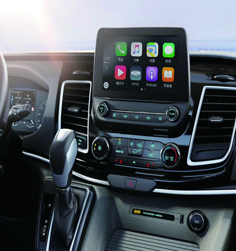Ford Tourneo Custom福特旅行家配置懸浮式8吋觸控螢幕,搭配SYNC® 3娛樂通訊整合系統,旅途過程也能盡享移動生活樂趣