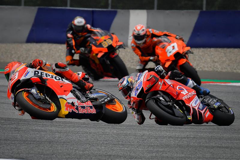 表示尚未回到最佳狀態的Marquez,本站擁有出色表現甚至還一度領先,不過進站換車後卻不甚轉倒,雖然最後有回到場上,但只能第15名作收。。