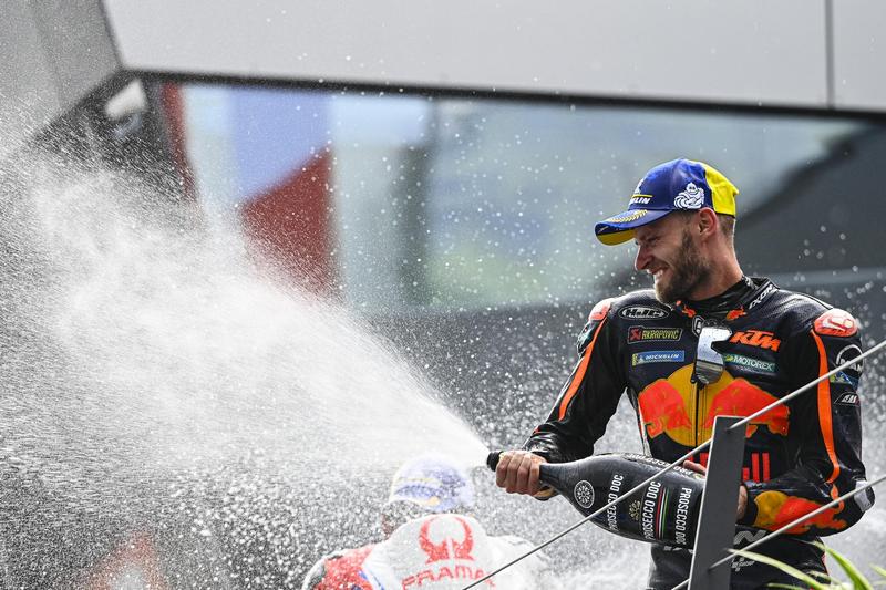 選擇不換車要賭的Binder,最後被他幸運的奪下冠軍。