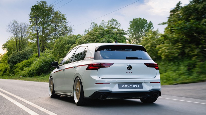 針對動力僅更換 Borla排氣系統來提升聲浪。