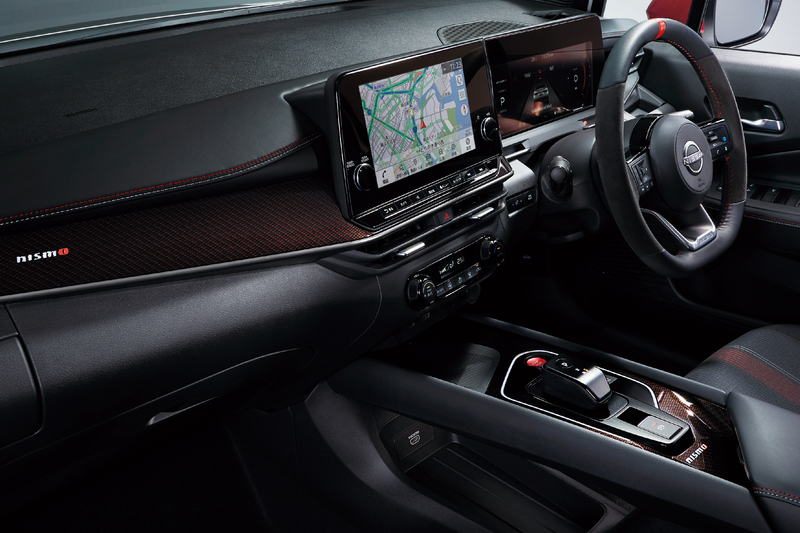 方向盤、引擎啟動鍵、車門扶手與儀表平台都導入紅色元素。