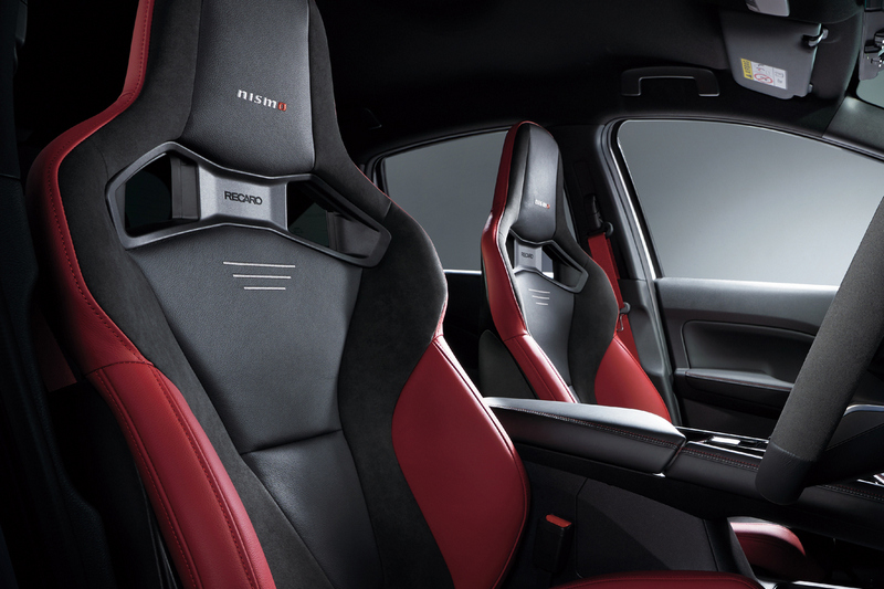 座椅換成Recaro跑車座椅。